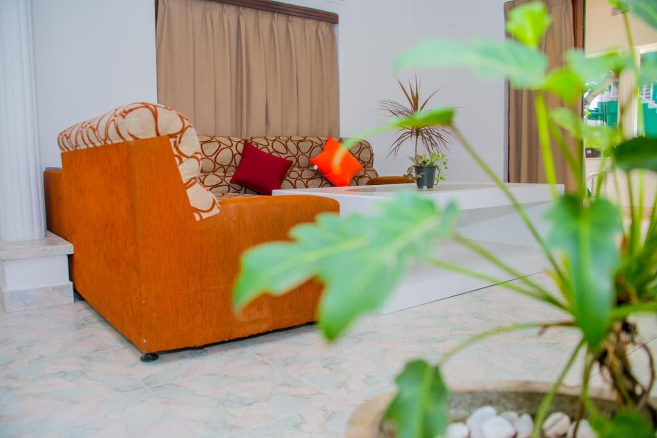 Niwahana Transit City Hotel Katunayaka Екстериор снимка