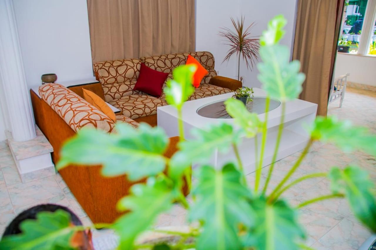 Niwahana Transit City Hotel Katunayaka Екстериор снимка