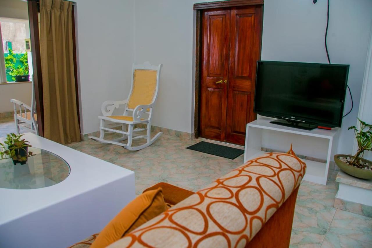 Niwahana Transit City Hotel Katunayaka Екстериор снимка